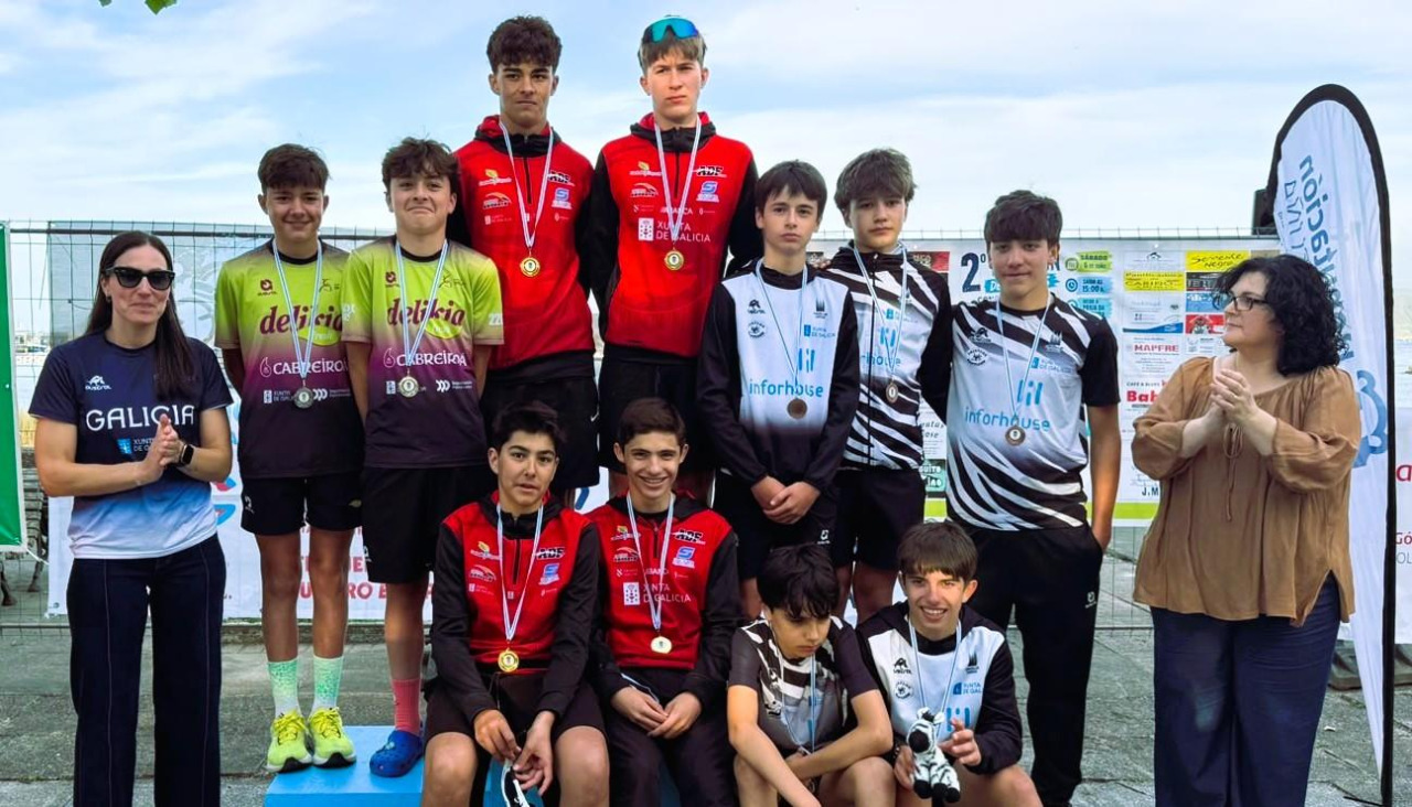 Los integrantes del cadete masculino de la AD Fogar en lo más alto del podio