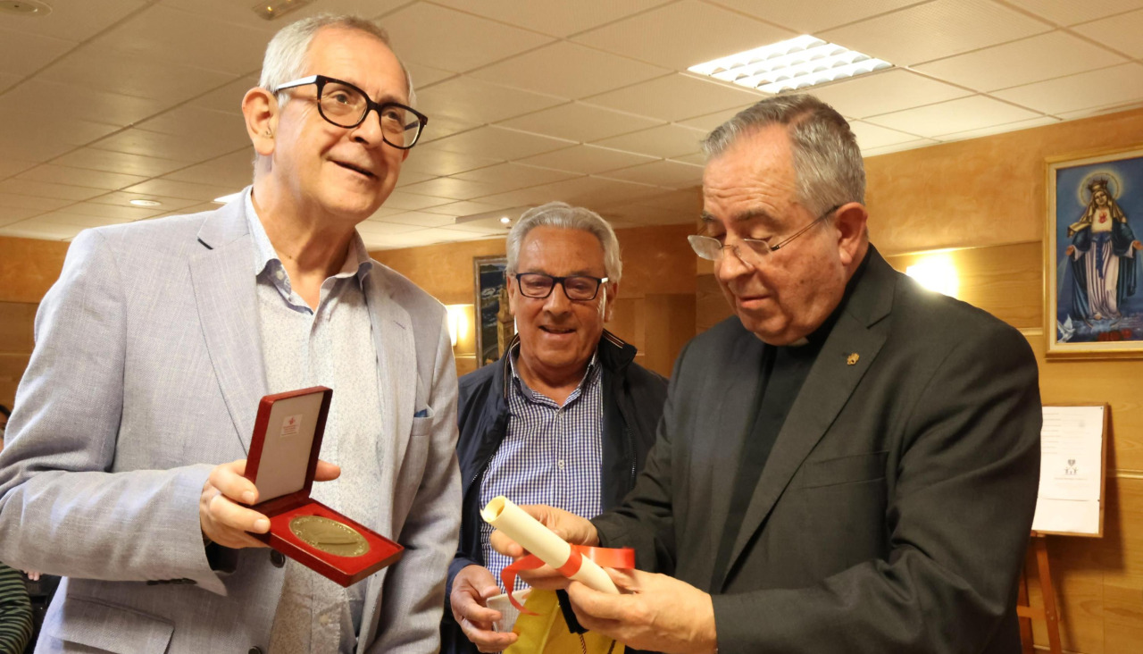 García Gondar entrega la Medalla de la parroquia a Evencio Ferrero