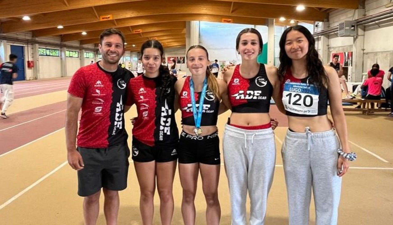 En el centro, Iria Barreiro con su medalla de oro