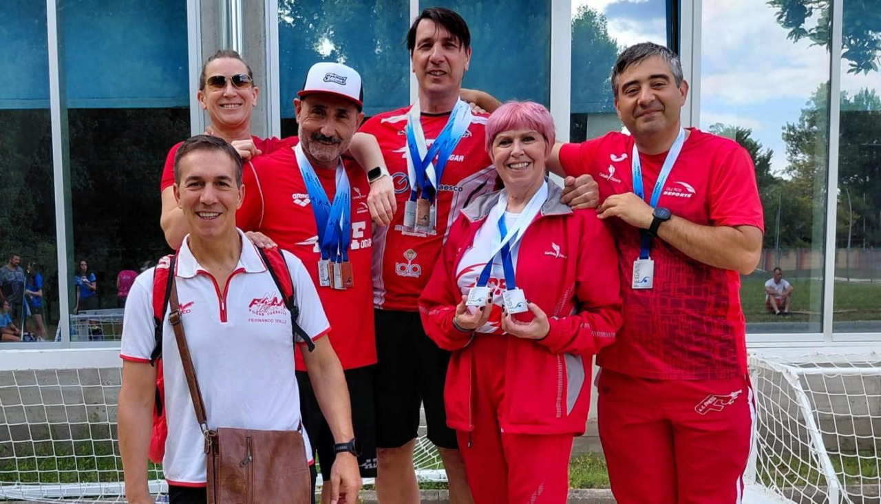 Los nadadores máster del Fogar luciendo sus medallas
