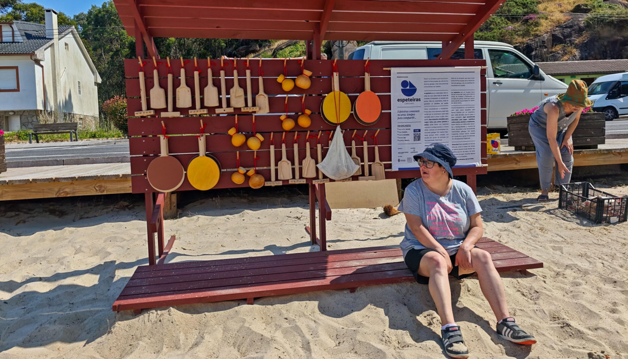 Una de las espeteiras instaladas el pasado año en las playas locales