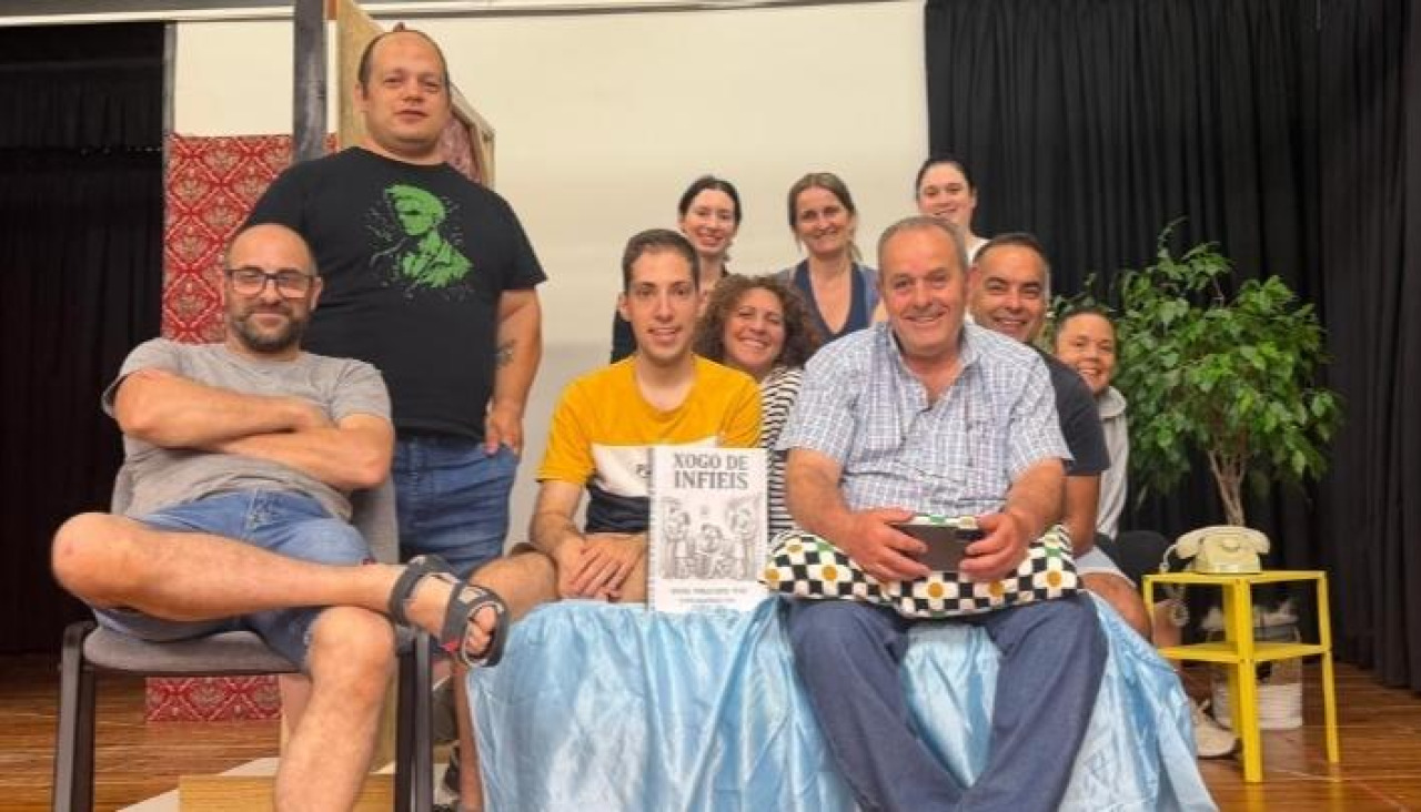 El elenco de Teatro sen Tempo, grupo de la Escola de Teatro de Adultos del Concello de Zas