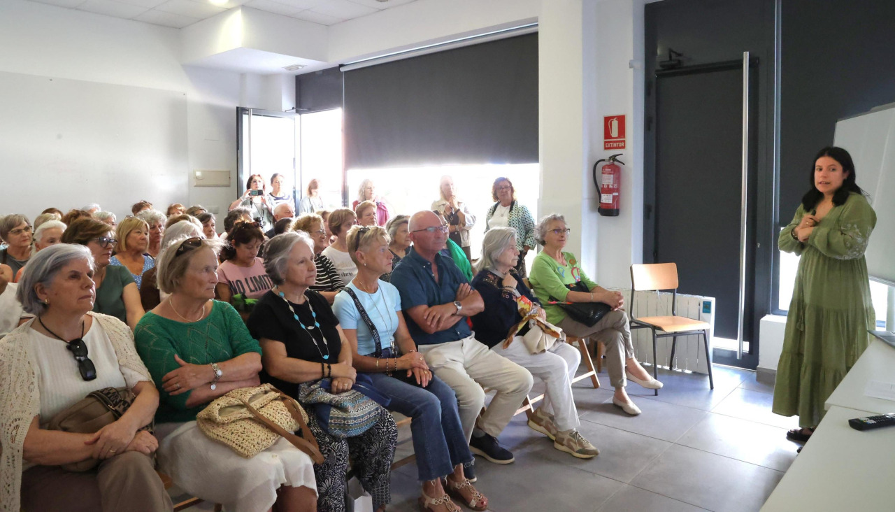 Charla en el mercado de la campaña contra el cáncer de piel