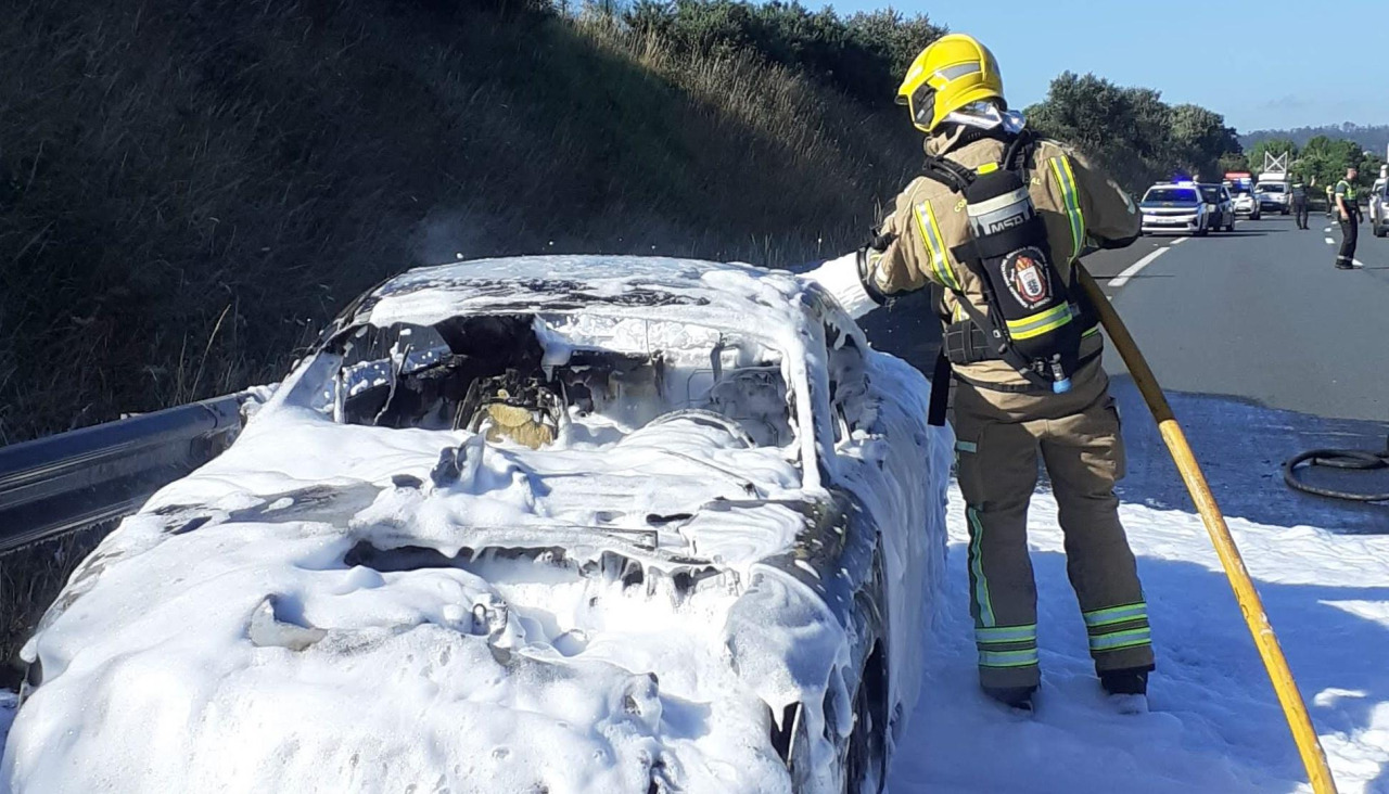 Los bomberos extinguen el fuego del vehículo en Carballo
