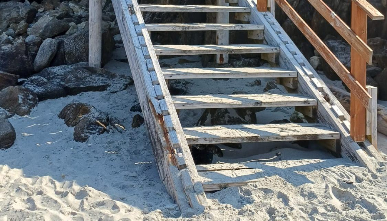 La escalera de acceso a la playa do Caracoleiro. en Caión