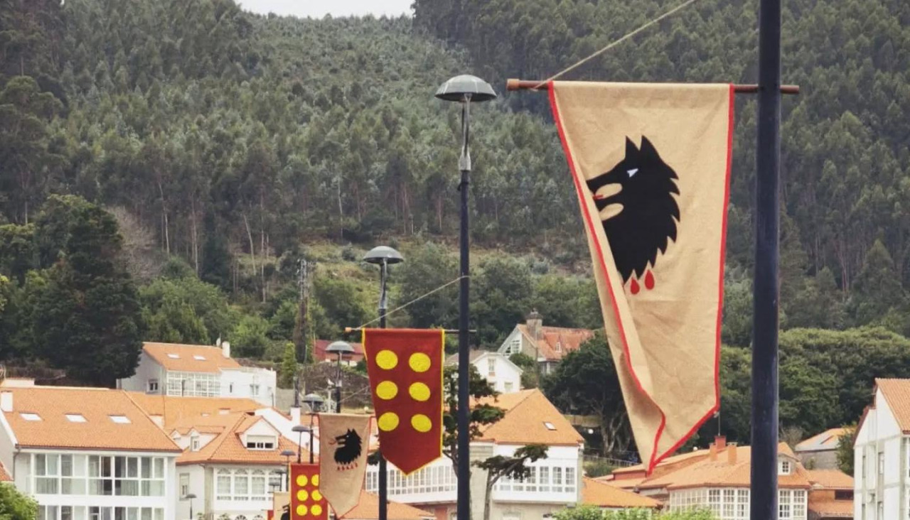 Pendones del Mercado Medieval en Corcubión, este martes