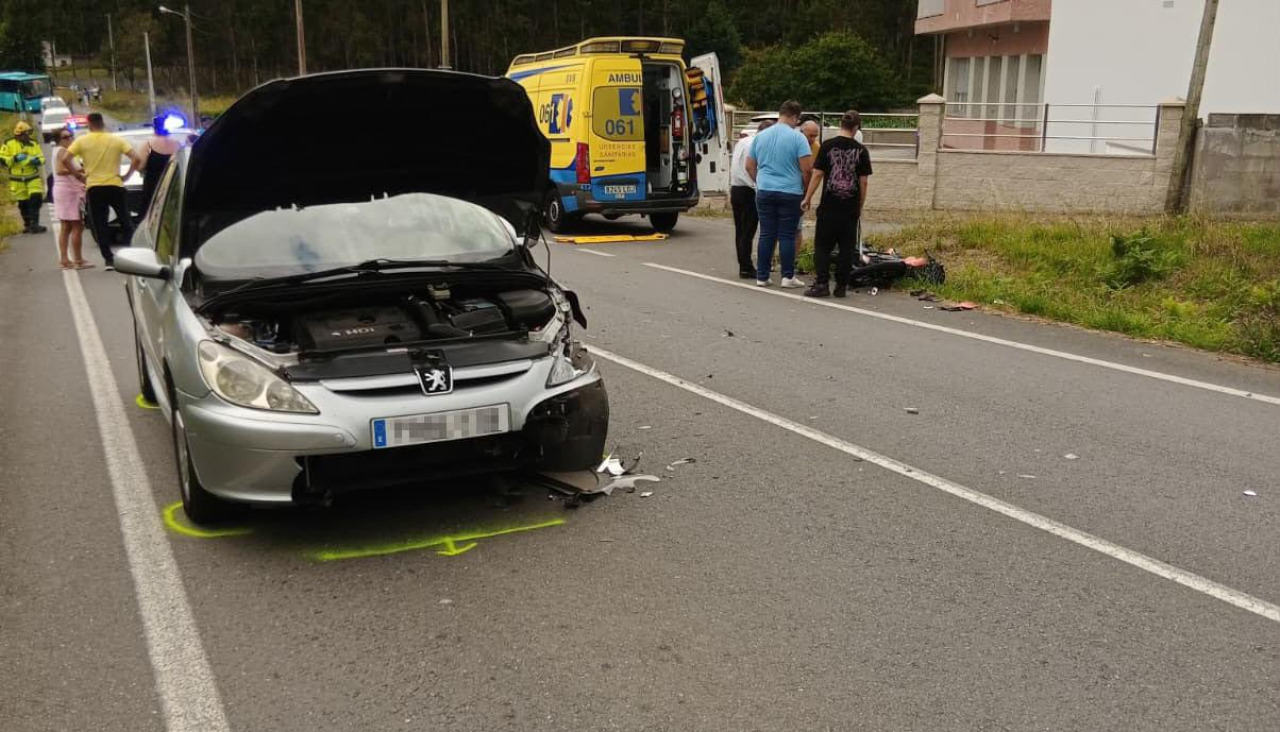 El coche implicado quedó parado en su carril y la moto se salió por el margen contrario y acabó fuera de la calzada