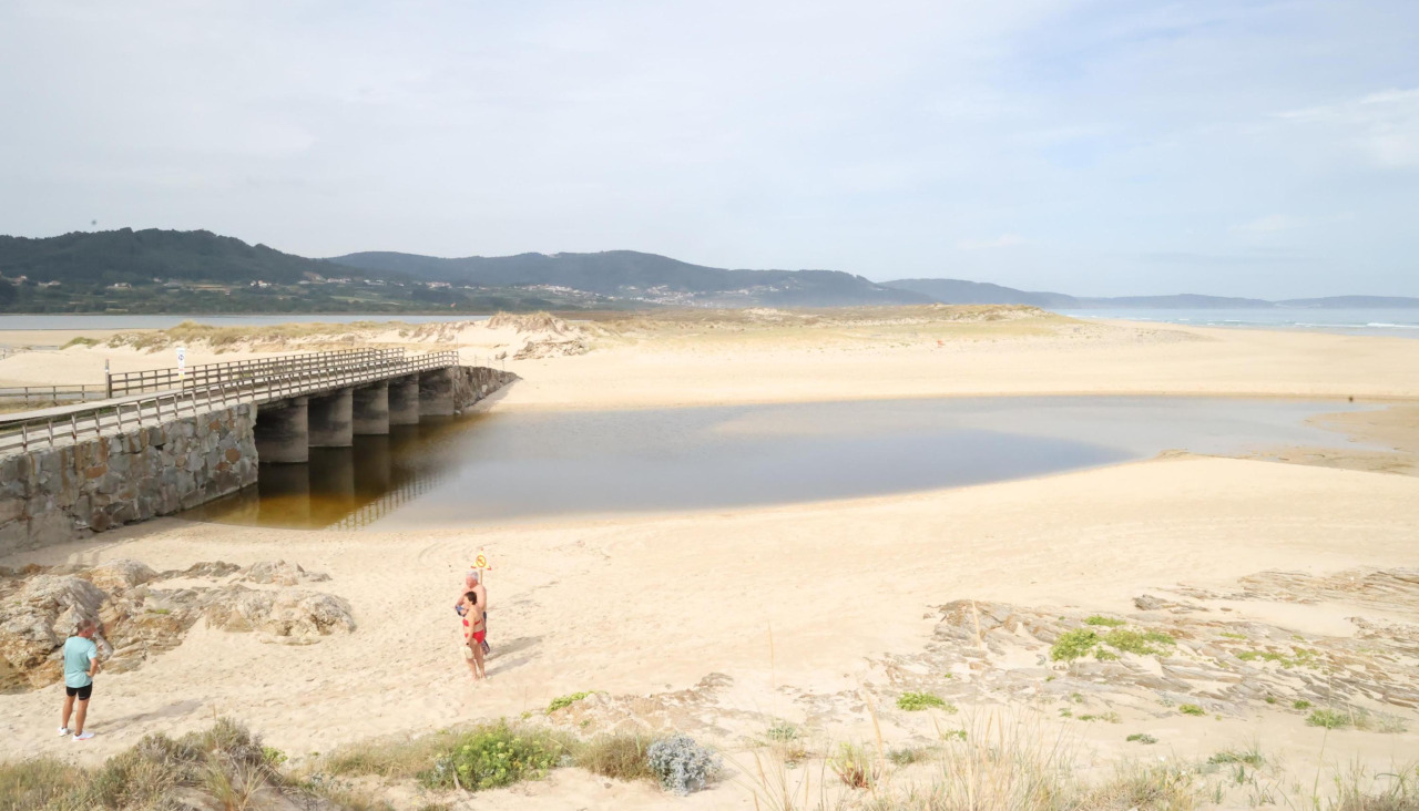 Dos bañistas, este martes en la laguna de Baldaio