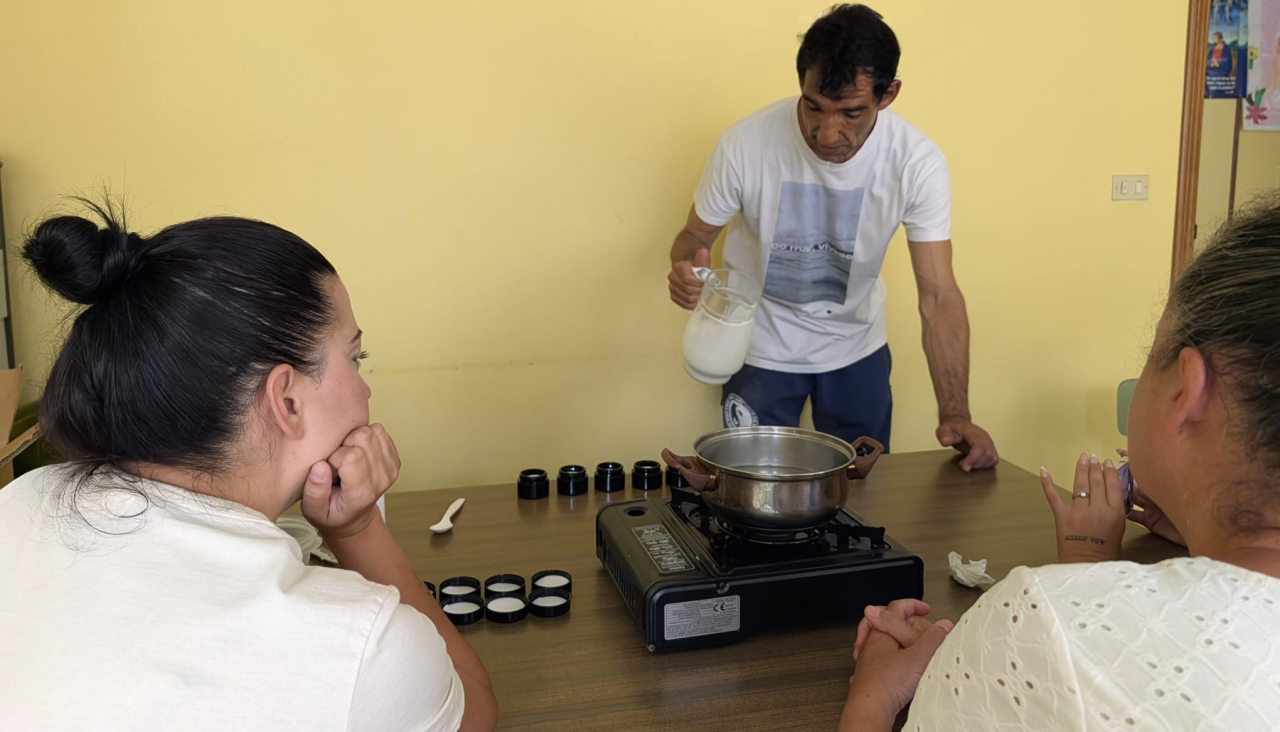 El taller de elaboración de protectores solares de Un Paso Máis celebrado en Carballo