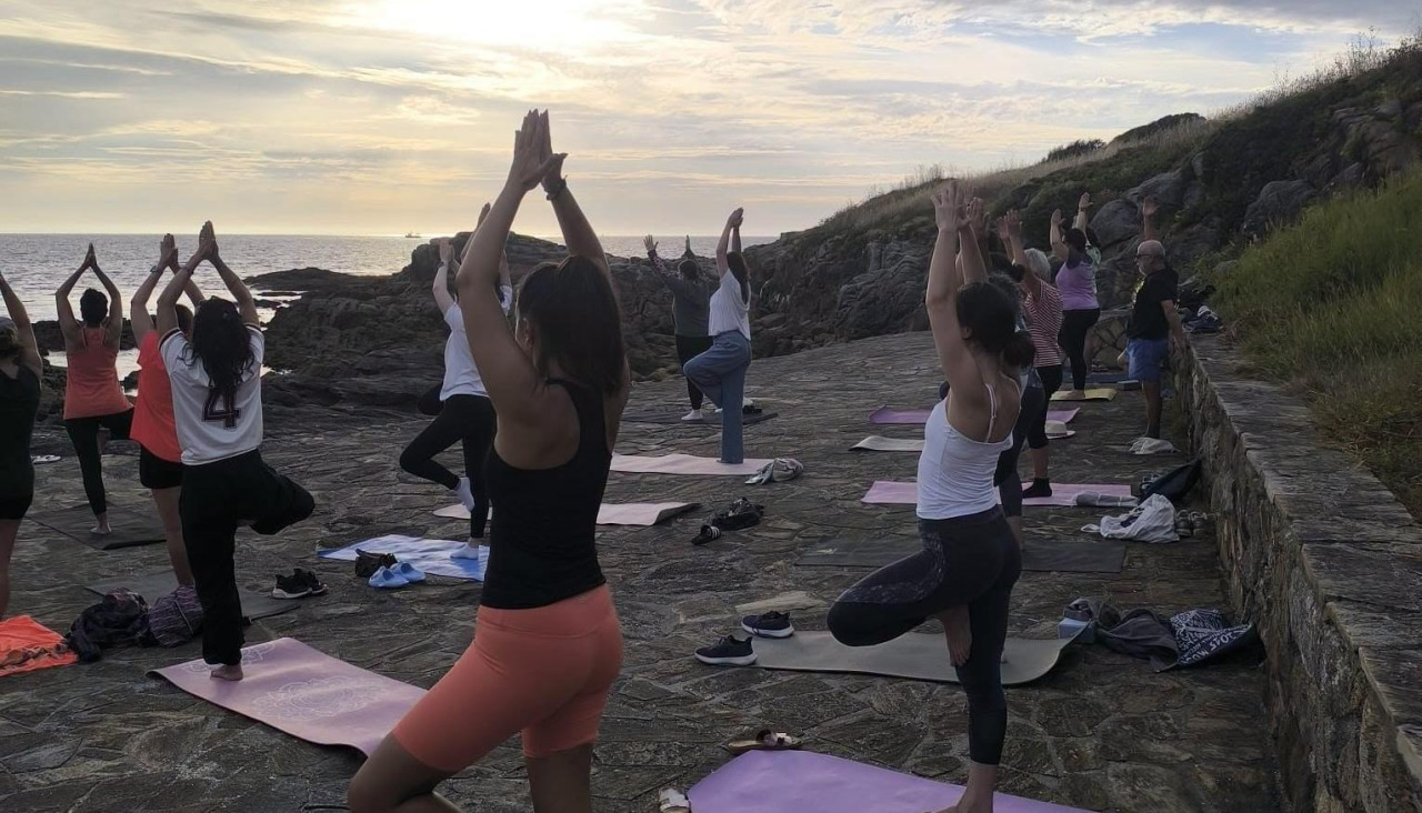 Sesiones de yoga en la playa de los Cristales de Laxe