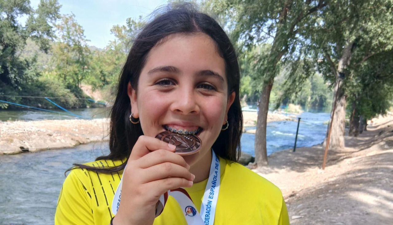 Carmen Llaría con su medalla