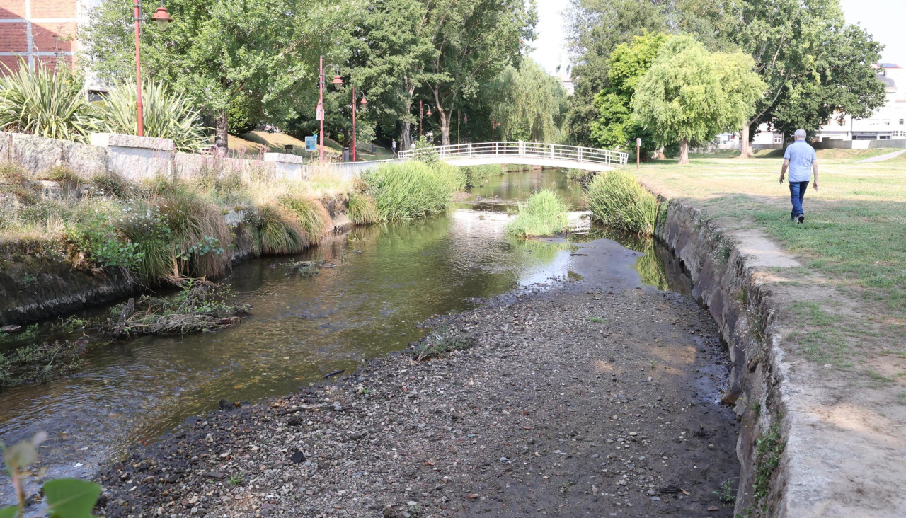 El río Anllóns, este martes, a su paso por el parque de San Martiño de Carballo