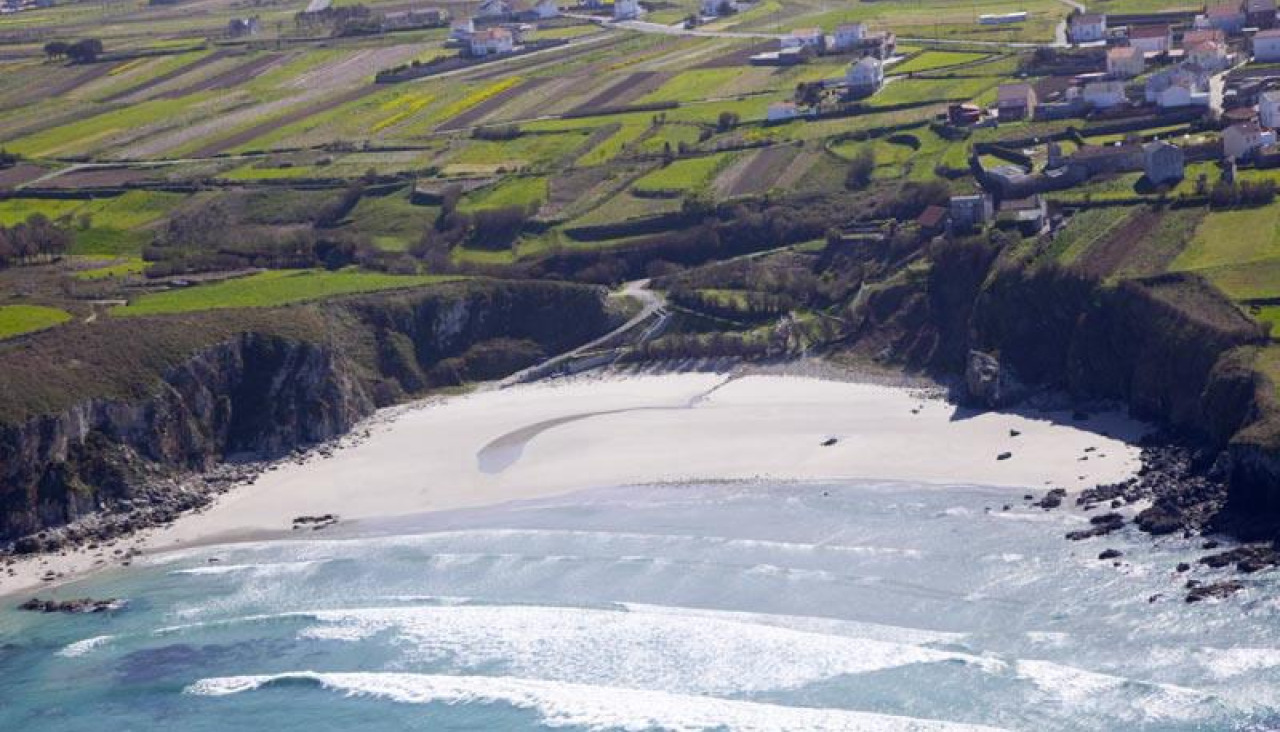 Playa y núcleo de Beo, en Malpica