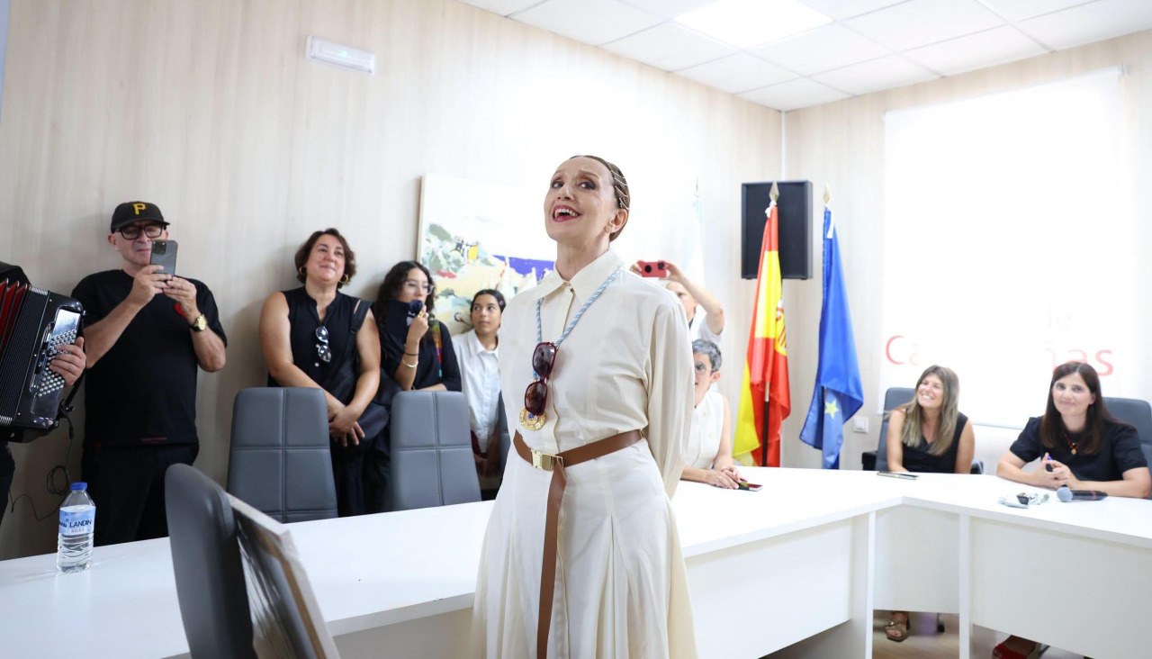 Luz Casal interpretando la canción 'Camarilñas' luego de recibir la medalla de "Filla Adoptiva" de la localidad