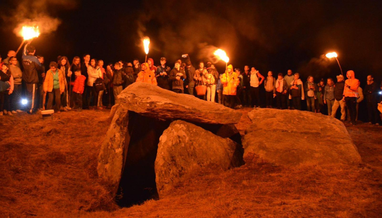 Na actividade de observación astronómica dende o Dolmen da Arca da Piosa participa moita xente
