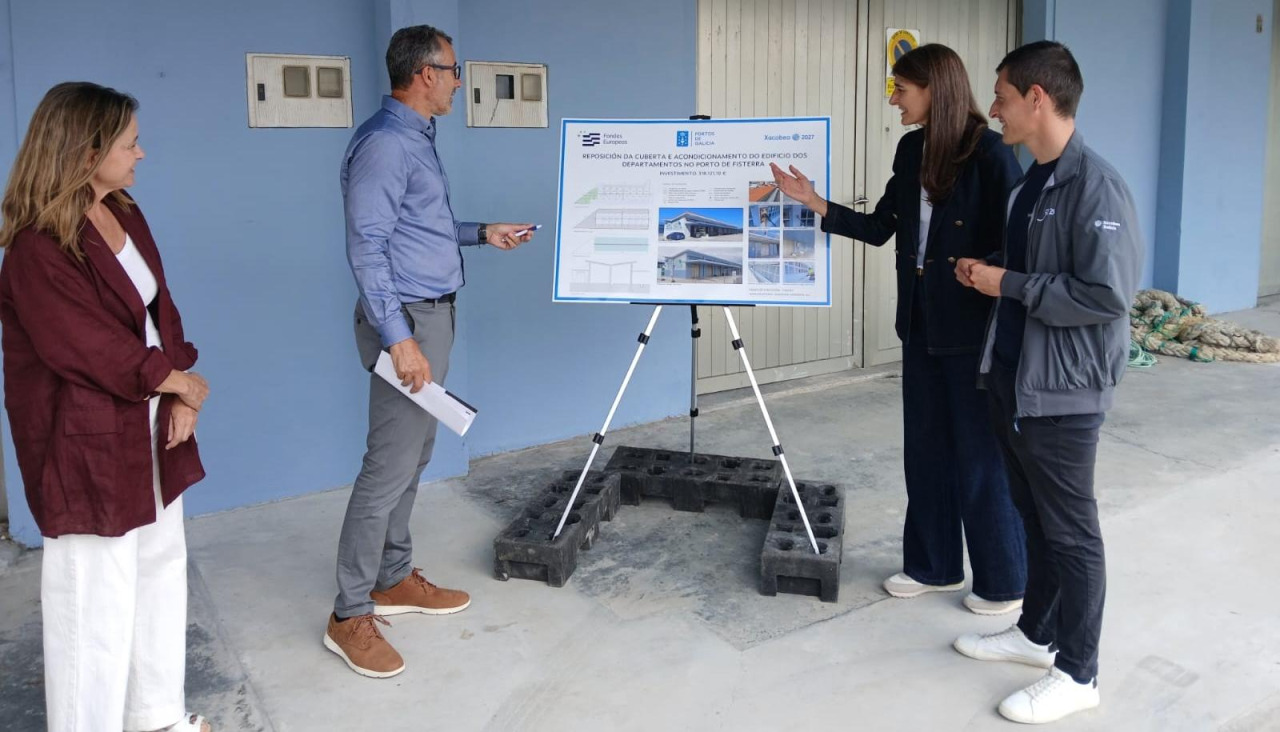 Visita al puerto de Fisterra para comprobar la actuacion de mejora en los departamentos de los marineros