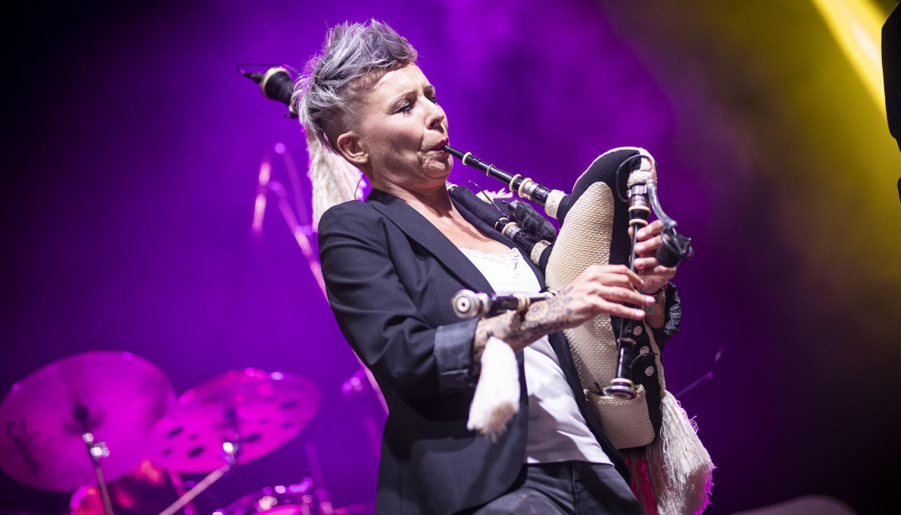 Susana Seivane en uno de sus conciertos en la Costa da Morte