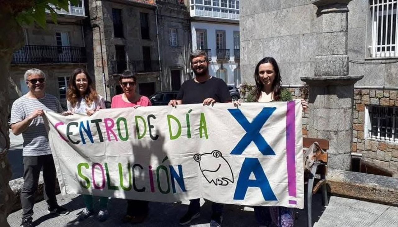 La asociación Boca do Sapo de Corcubión, reclamando la apertura del centro de día