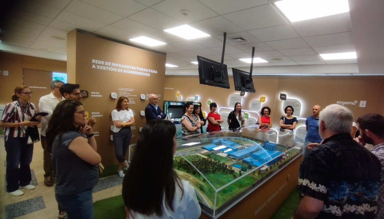Explicaciones sobre la maqueta del complejo medioambiental de Cerceda