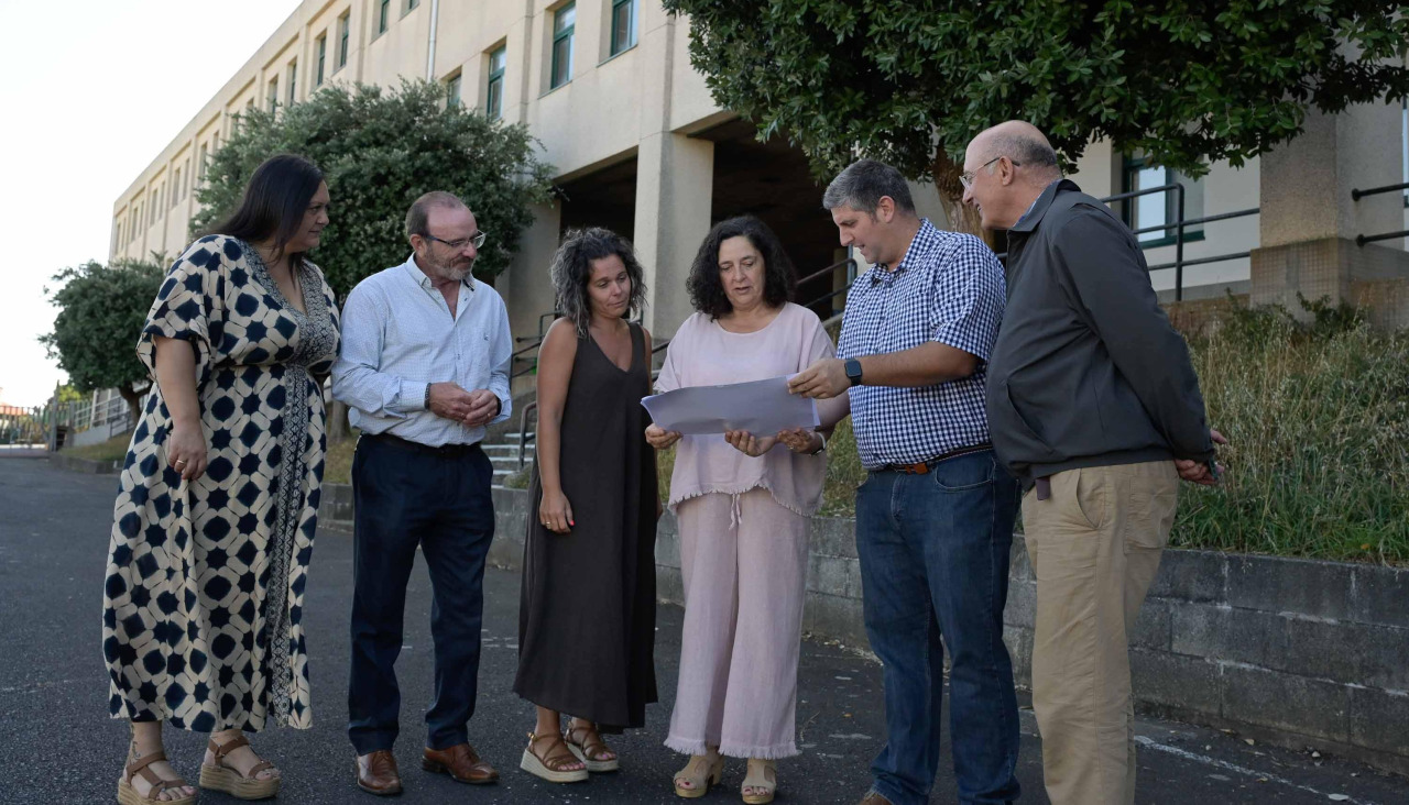 Belen do Campo, en el centro, este jueves en Malpica con miembros del Concello y del centro educativo