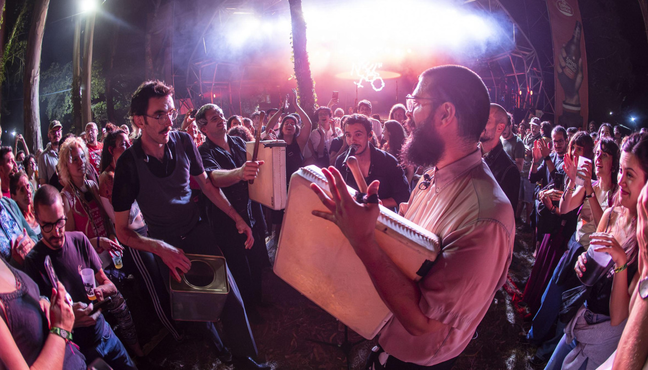 La Festa da Carballeira de Zas vivió una intensa primera noche de folk y música electrónica