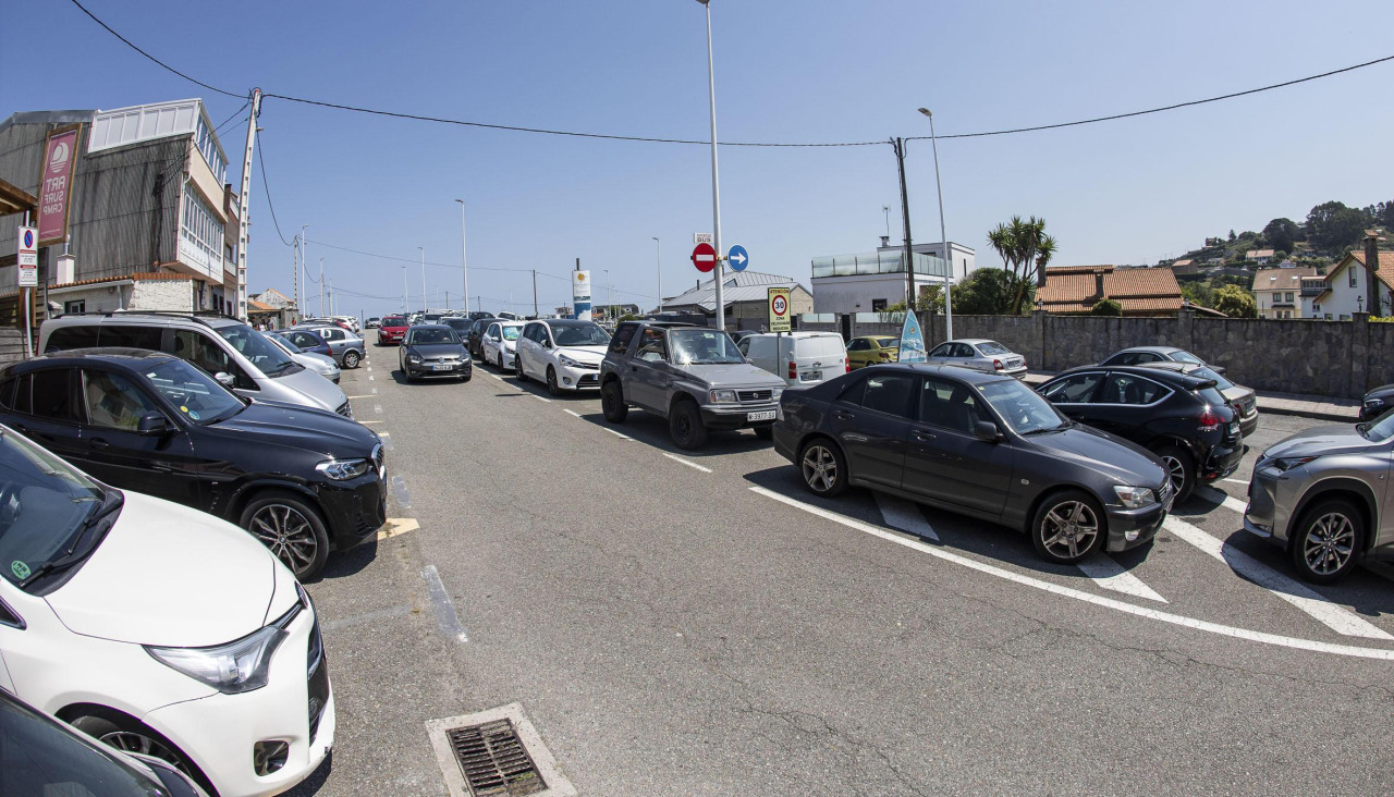 Coches aparcados en los accesos de Razo