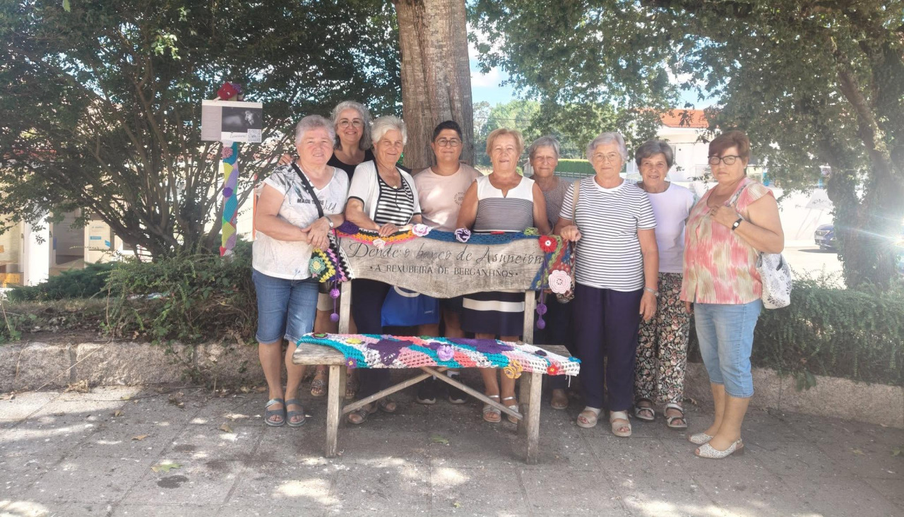 Participantes del taller de Coristanco rindieron homenaje a Antelo en el banco y la biblioteca municipal