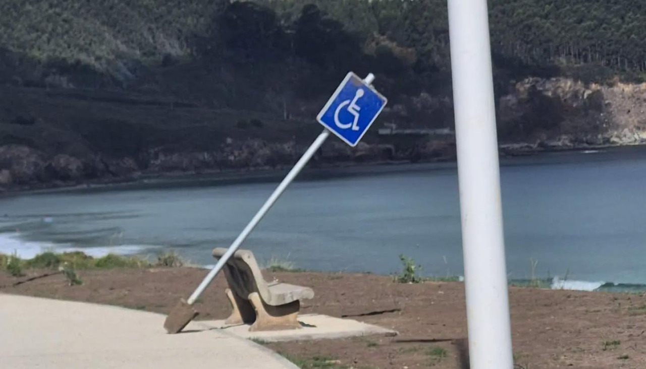 Señal de tráfico vandalizada en Razo