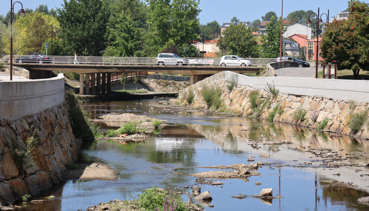 Estado del río Anllóns a su paso por Carballo este martes (14)