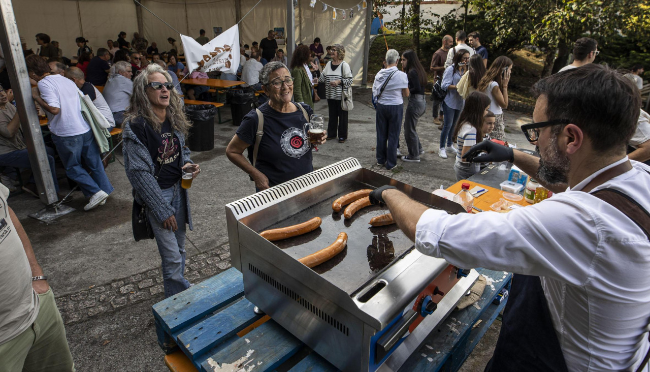 Una actividad festiva organizada por la asociaciòn O Quinteiro de Buño