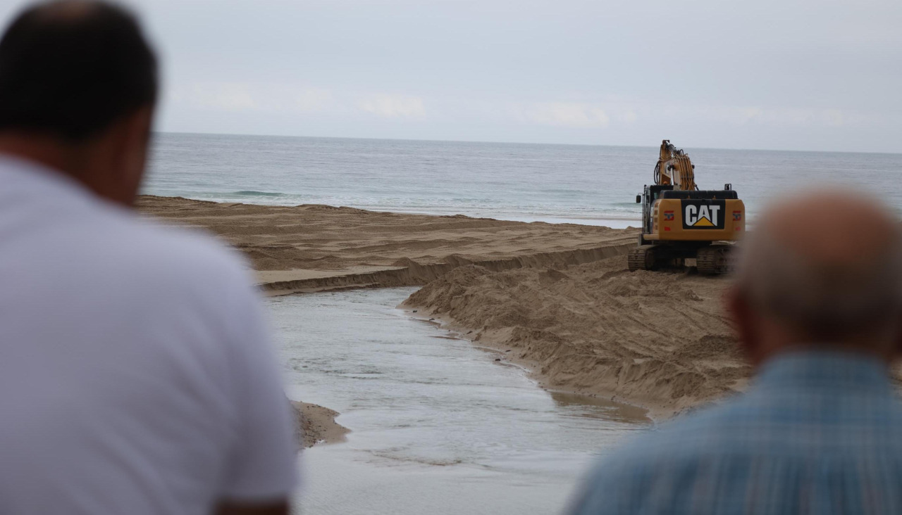 Los trabajos de este viernes en la laguna de Baldaio