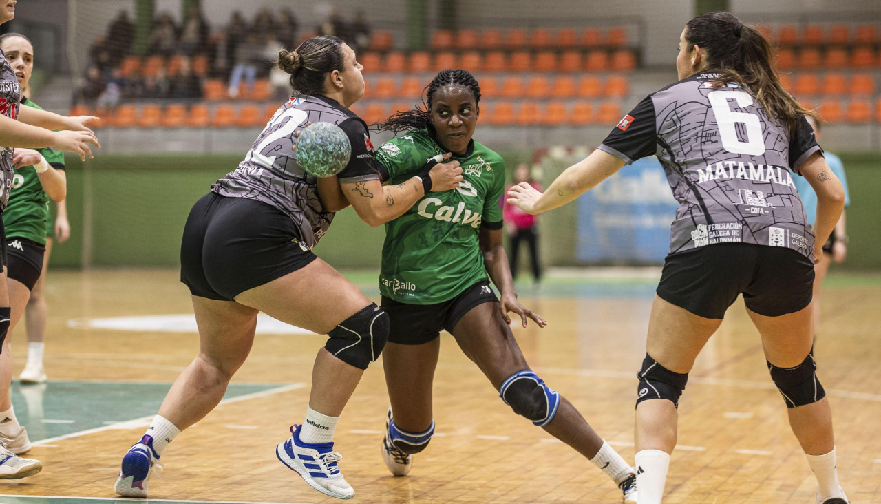 Las hermanas Lucía y Lorena Ngnipa son dos de las jugadoras carballesas convocadas