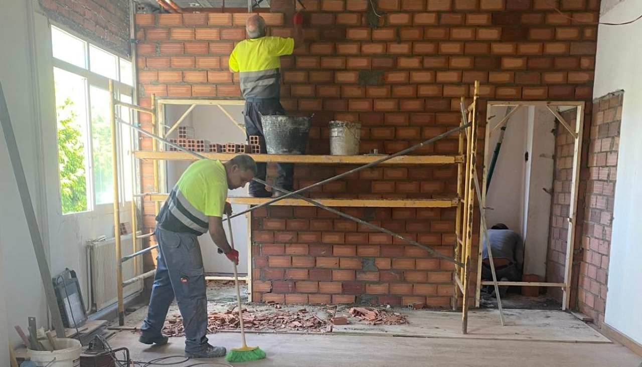 Obras de mejora de la accesibilidad en el edificio multiusos de Coristanco