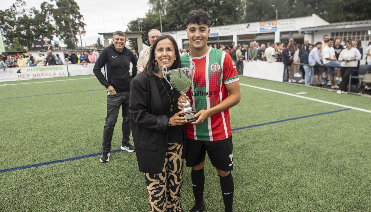 La concejala Patricia Bello entregó el trofeo de tercer clasificado al Xuv. Laracha