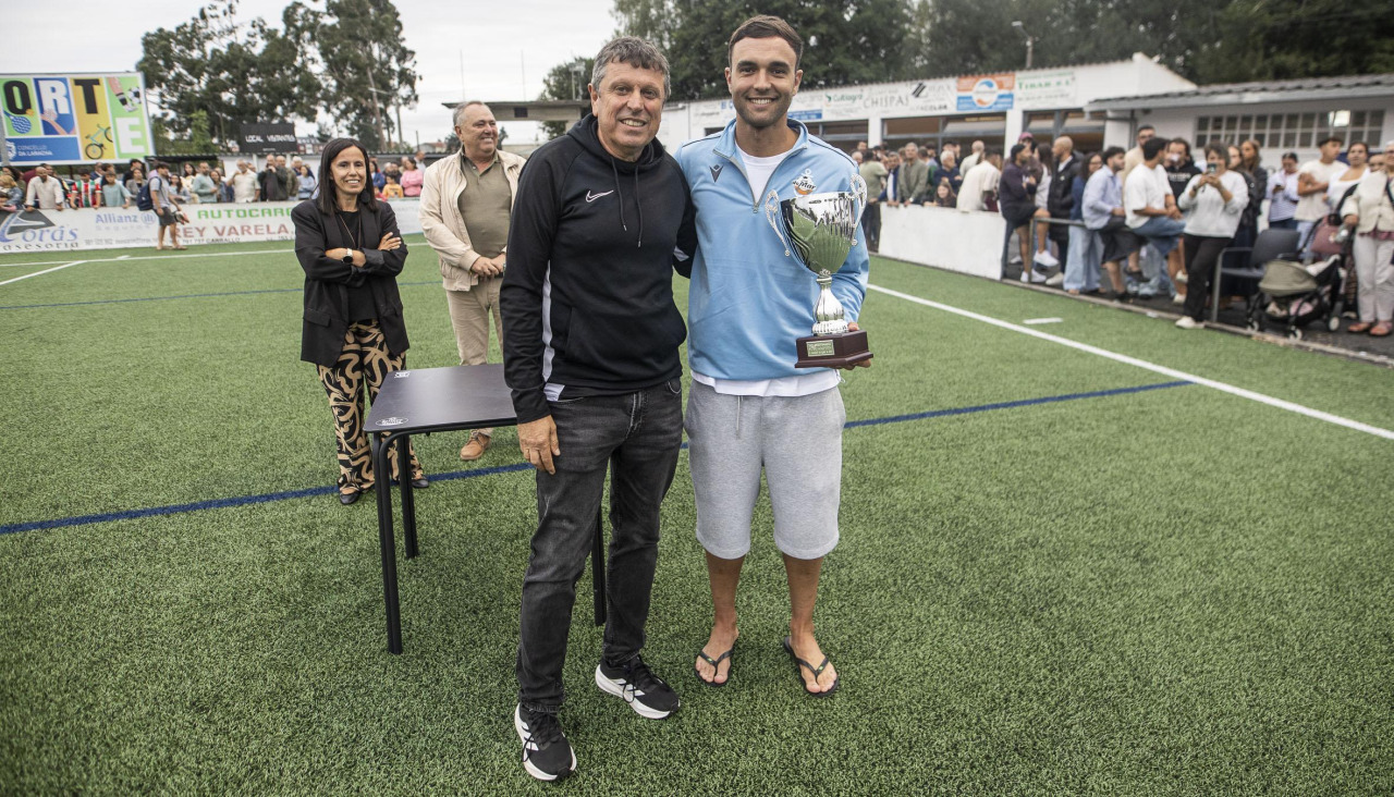 El edil Alberto Blanco hizo entrega del trofeo a los subcampeones
