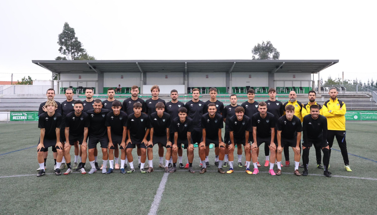 Plantilla y cuerpo técnico del Paiosaco antes de un entrenamiento en A Porta Santa