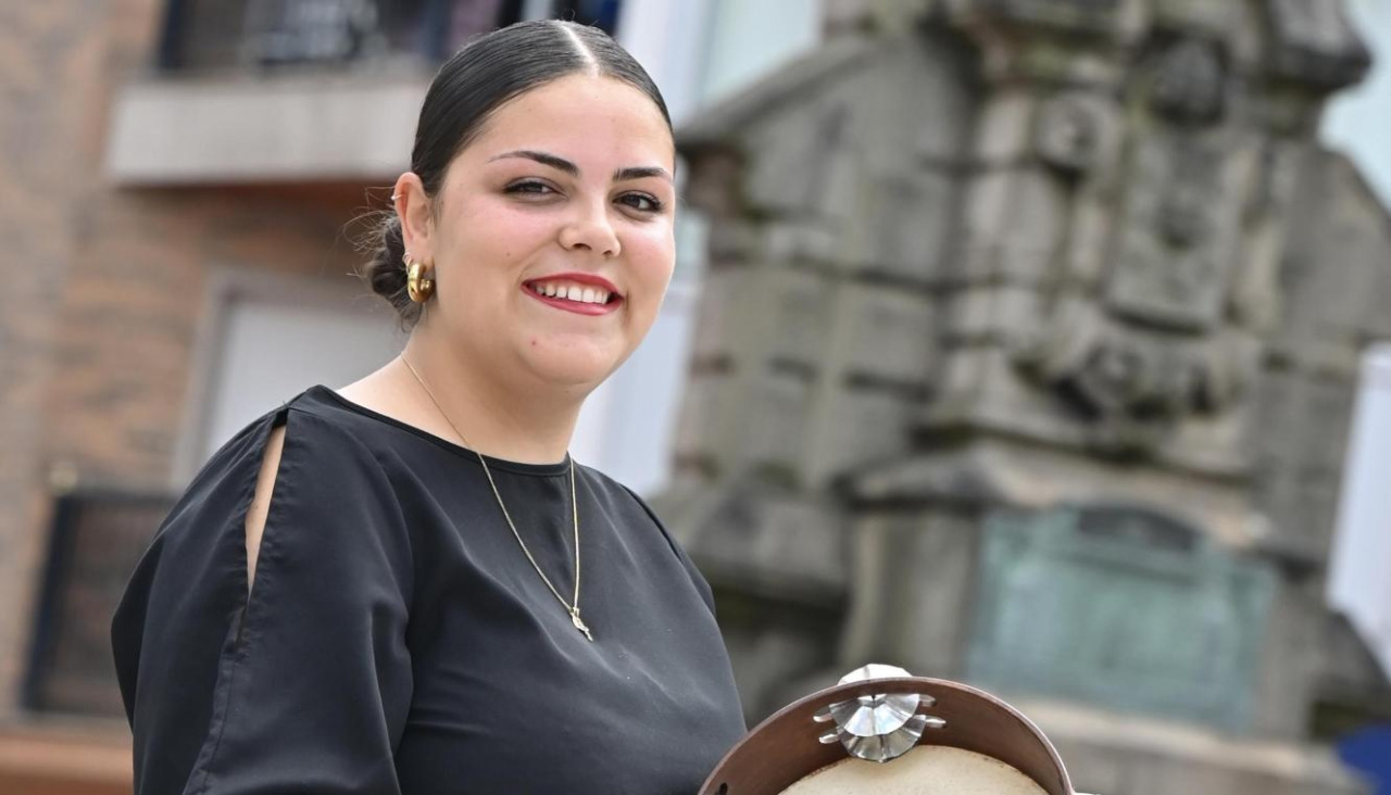 18 julio 2026 página 14Nerea Álvarez | Os nenos teñen unha carencia grande de cultura galegaCONCELLEIRA E PANDERETEIRA Acaba de lanzar o seu primeiro disco, Contrabando, co grupo Do Rivés co que actuou onte en Malpica e compaxina a súa faceta musical coas oposicións a mestra de Primaria e coa política en Carral desde Alternativa dos Veciños