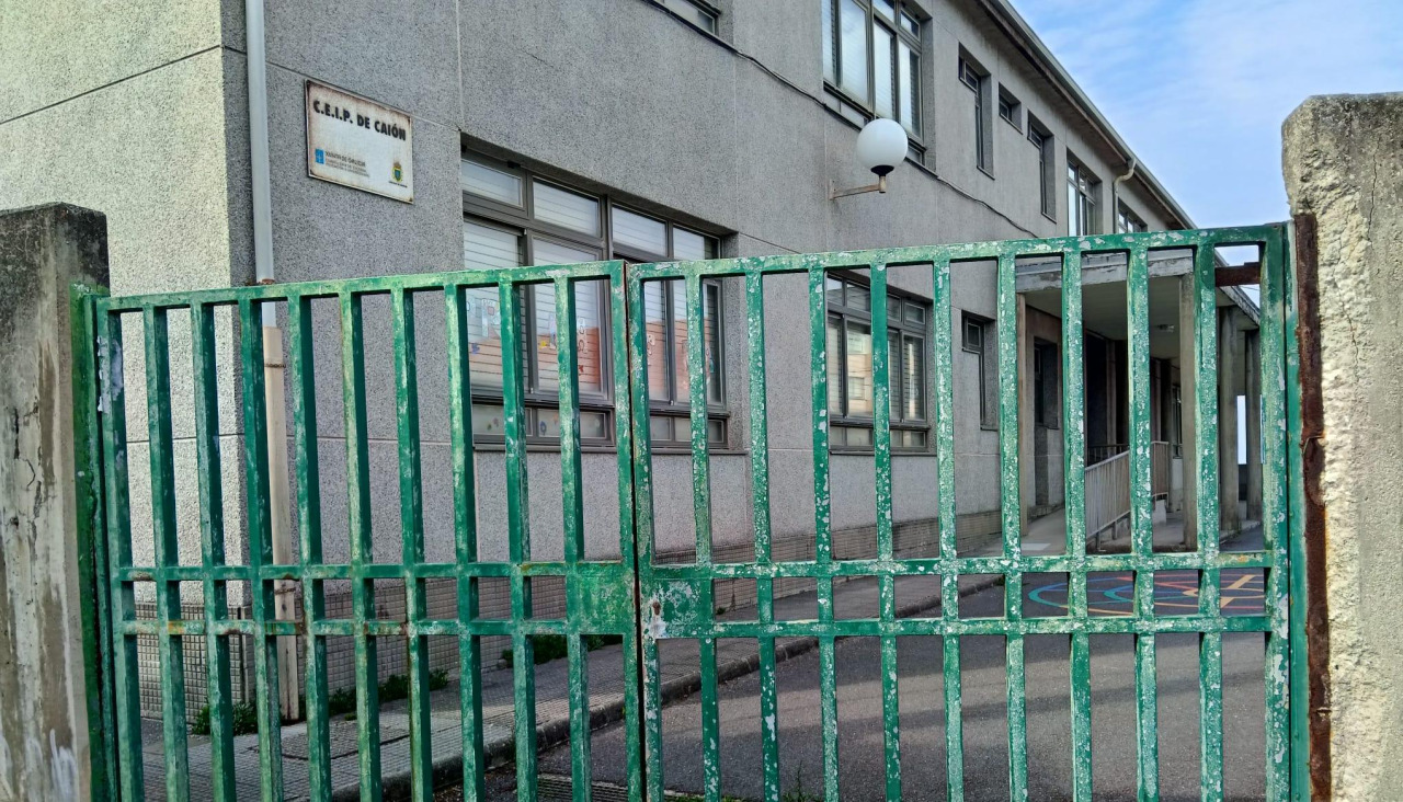 Vista del portal de entrada al recinto escolar