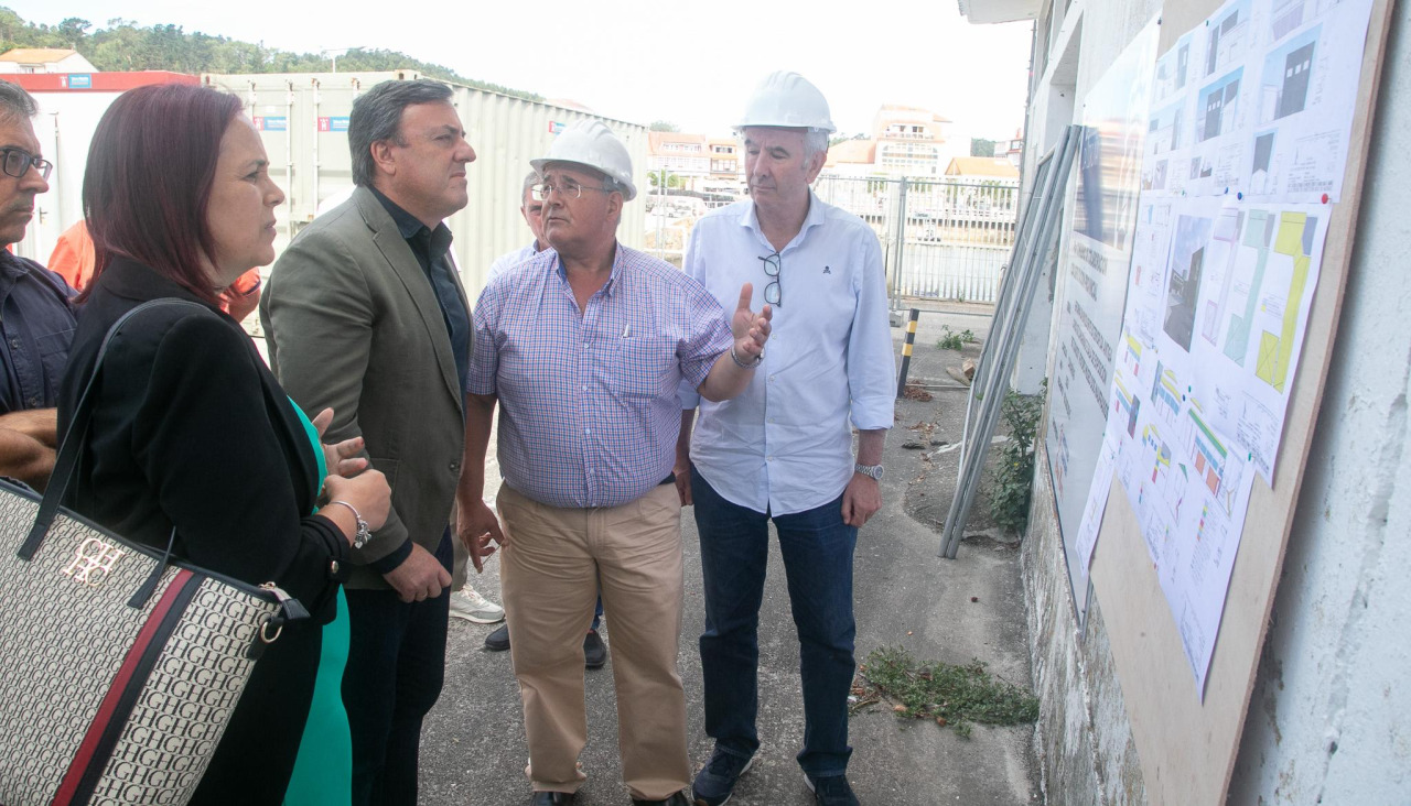 Insua y Formoso, a la izquierda, visitando este jueves las obras del Museo dos Naufraxios