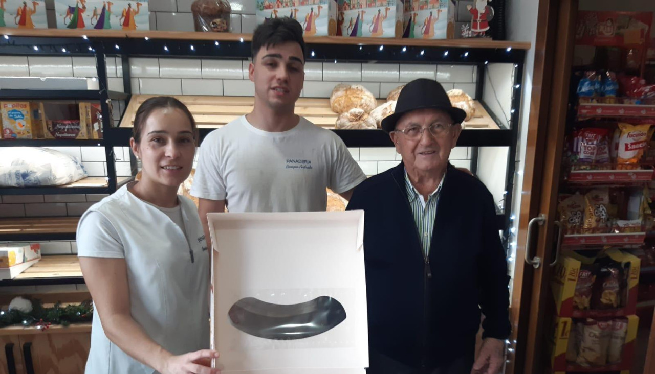 El panadero fallecido con dos de los nietos que trabajan en el negocio familiar