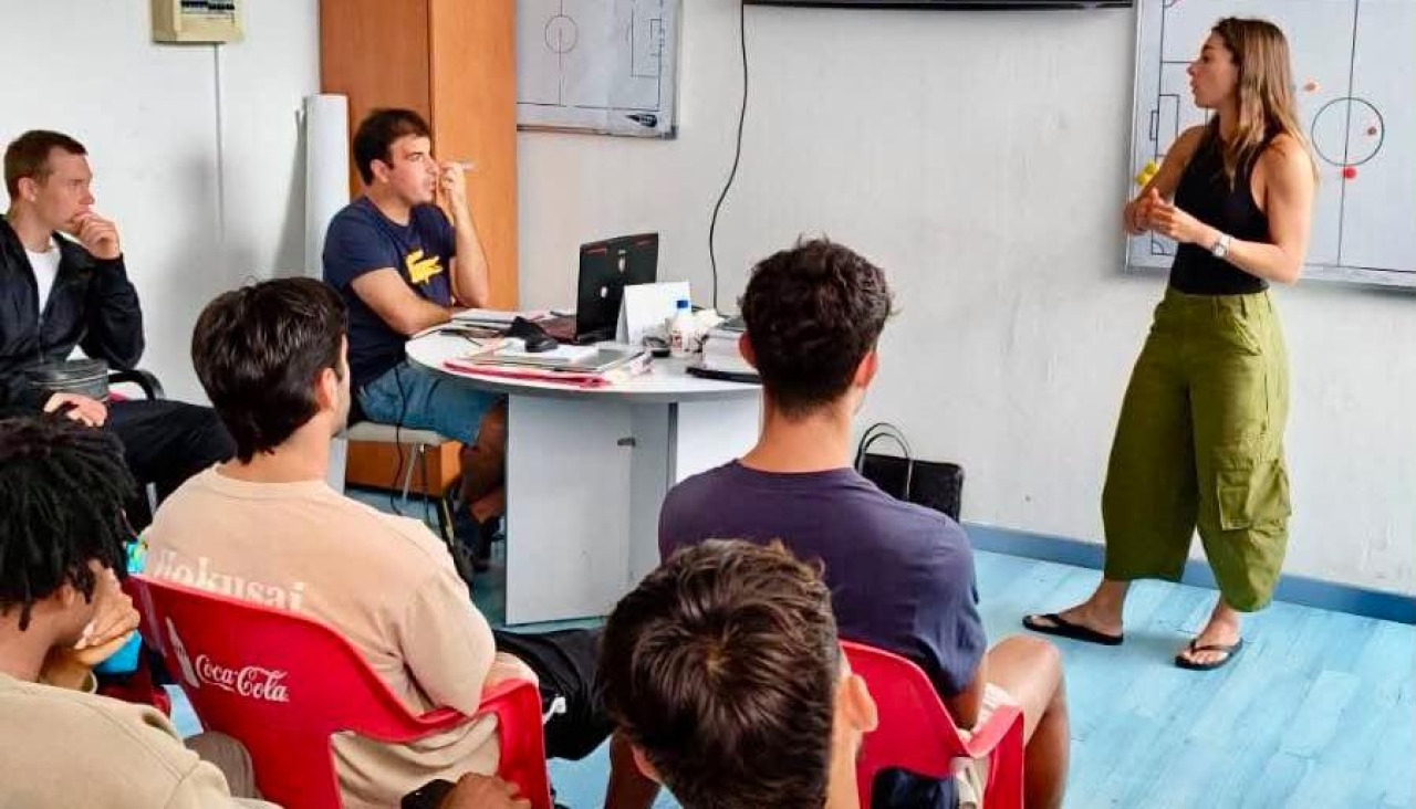 La colegiada Eugenia Gil Soriano impartiendo la charla a los jugadores rojillos