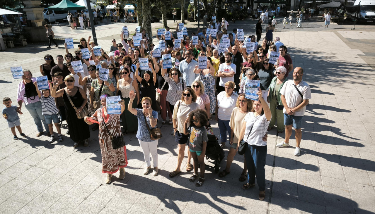Medio centenar de sanitarios y trabajadores del Chuac de la comarca se concentraron este jueves en Carballo