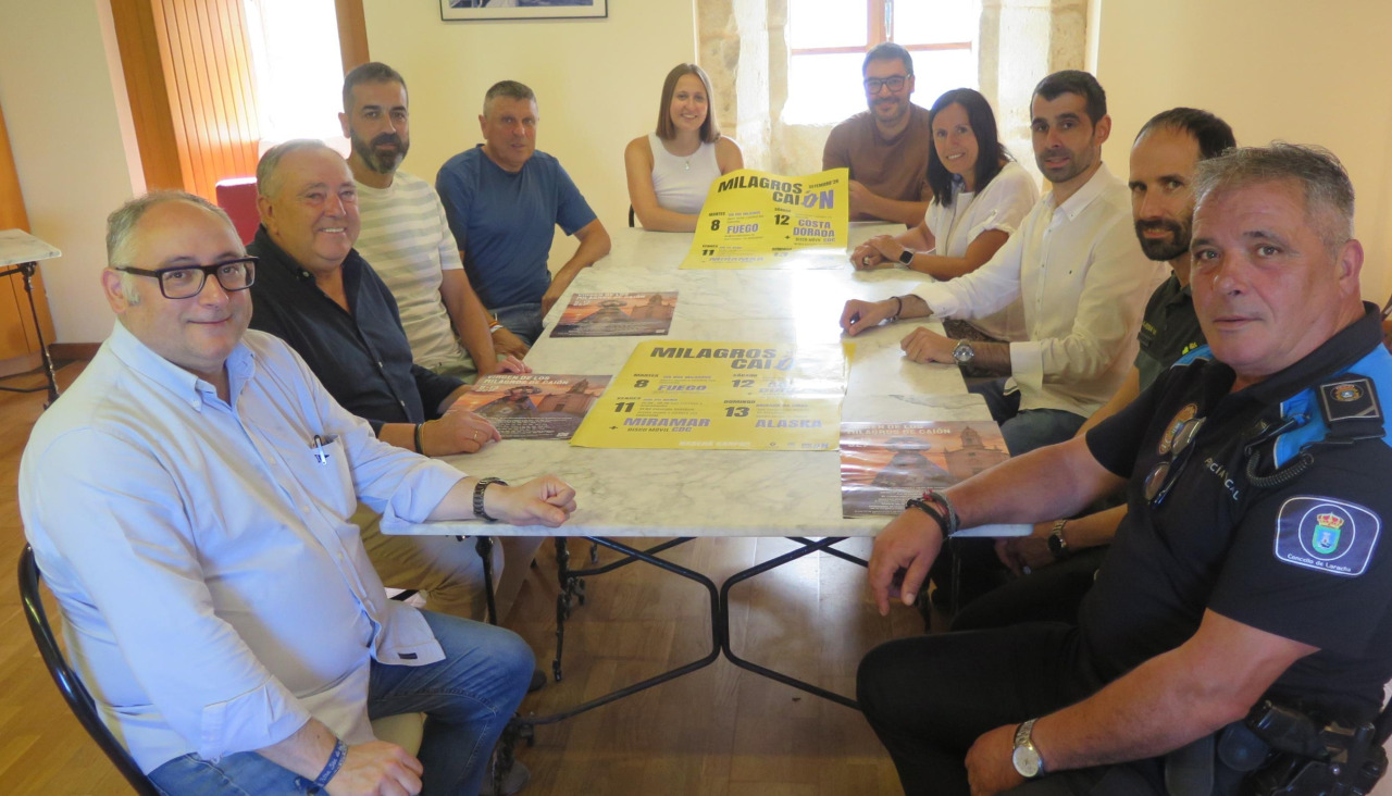 Representantes del Concello, la comisión de fiestas, la parroquia y las fuerzas de seguridad, en la reunión preparativa