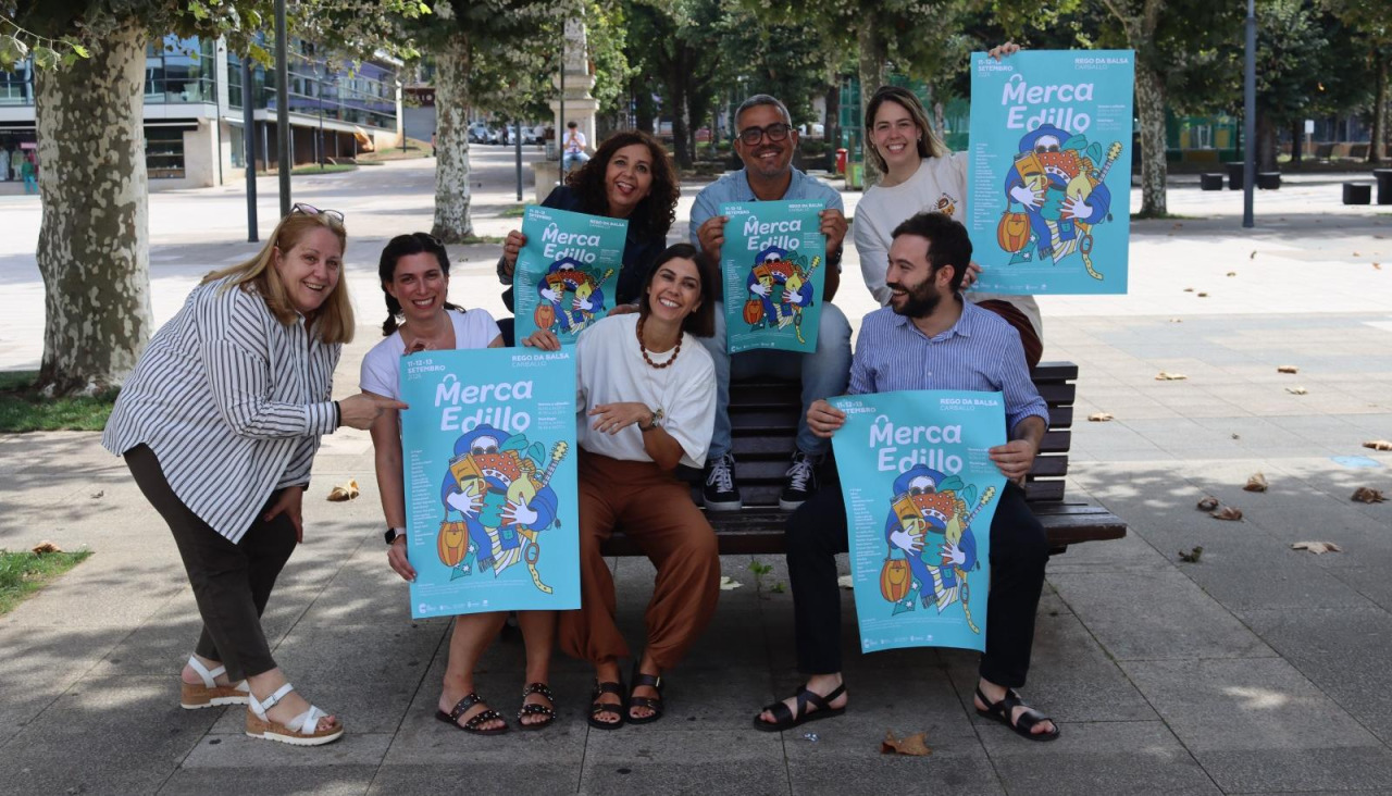 Asistentes al acto de presentación de la feria posando en la Praza do Concello de Carballo