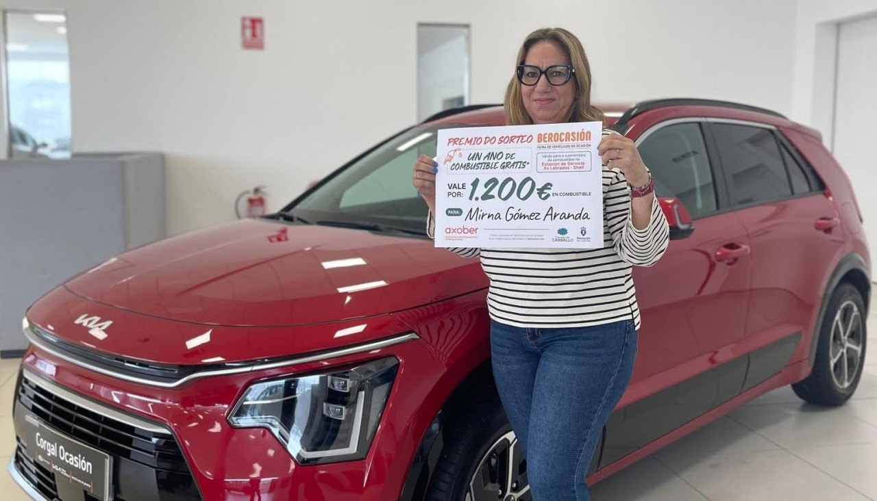 Mirna Gómez Aranda, vecina de Foz, con el coche que compró en Berocasión y el premio