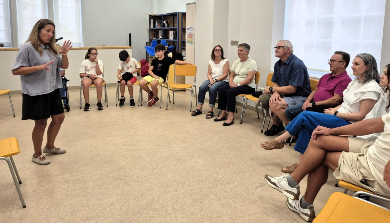 La primera sesión del nuevo curso de la Escola de Regueifa de Carballo celebrada el viernes
