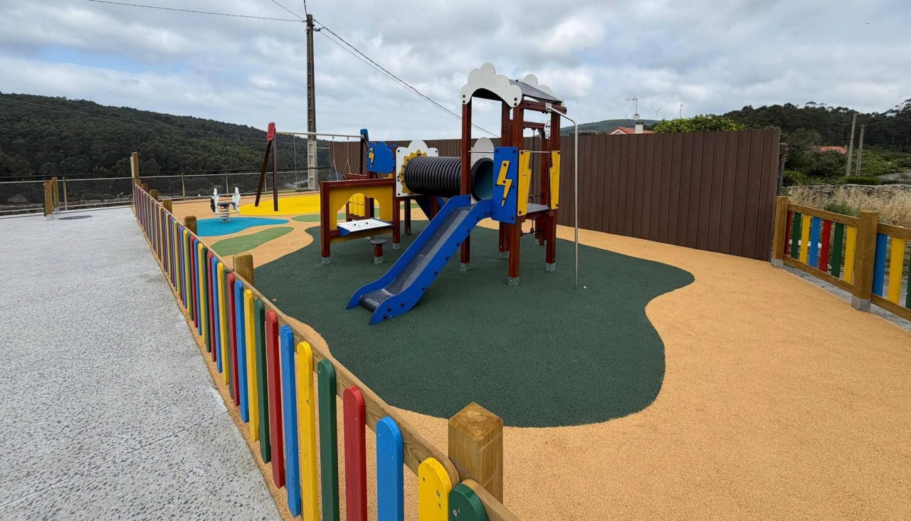 Nueva zona infantil en la Praza de Lires, en Cee