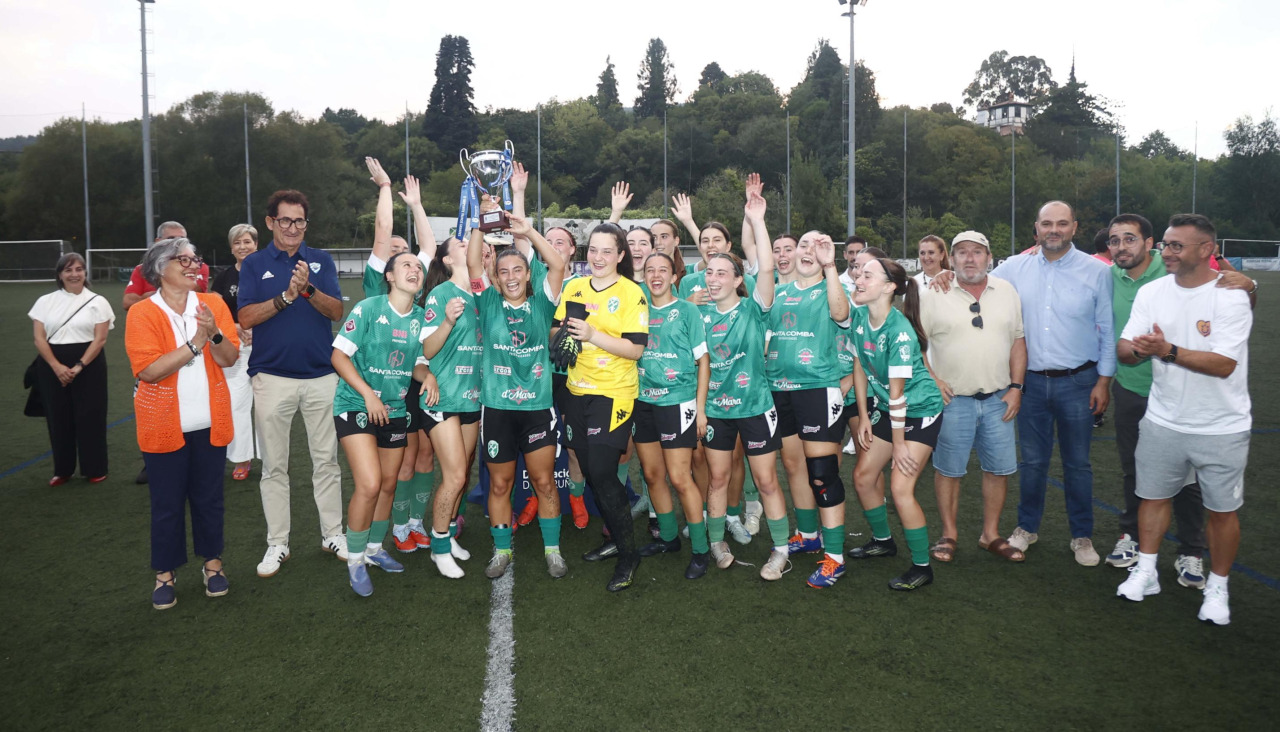 Las jugadoras del Xallas con la Copa de subcampeonas