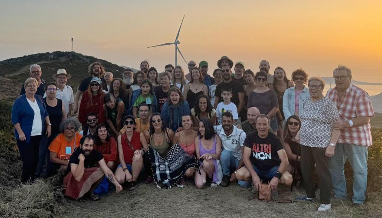 Participantes en la andaina de subida a la Ruña