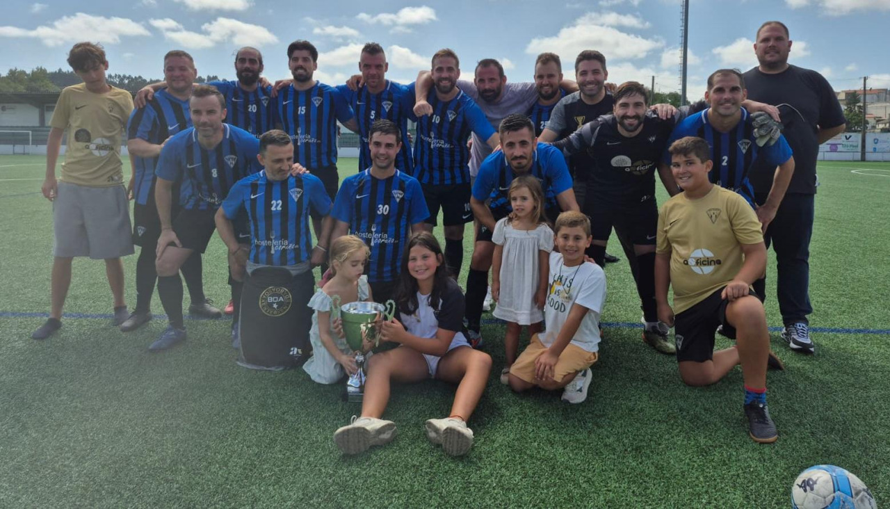 El San Ramón Veteranos posando con el trofeo de campeones